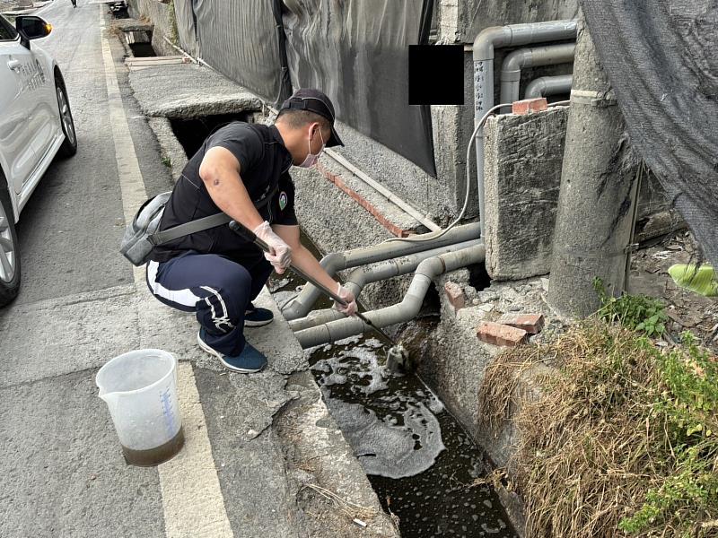 畜牧場放流水水色不佳　執行水樣採集作業