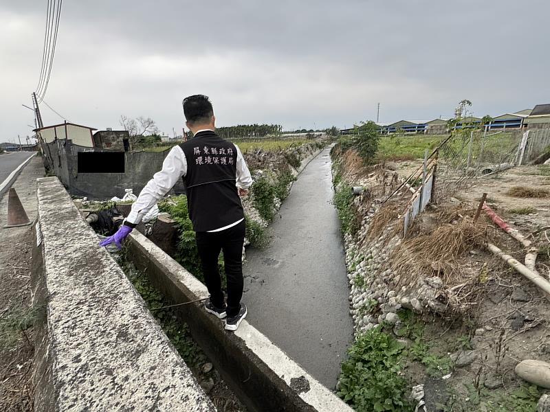 查獲畜牧場外排水溝浮渣