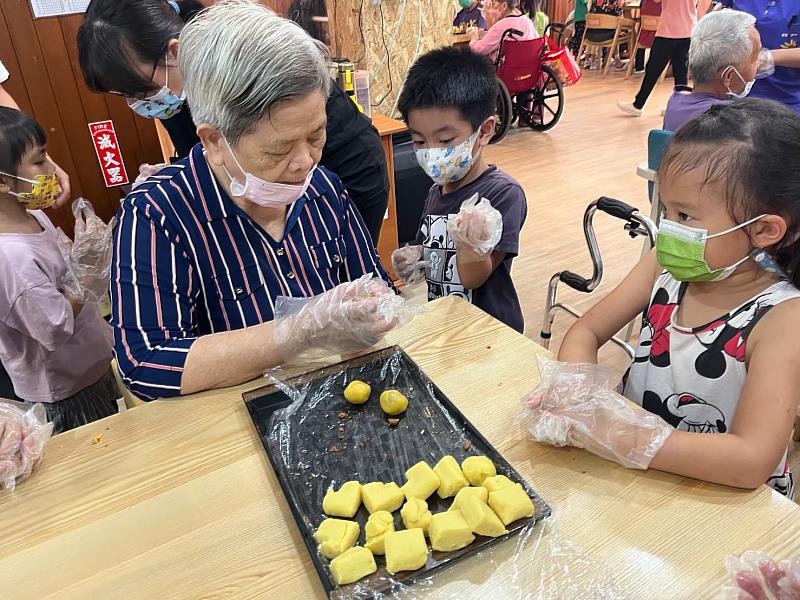 老幼共學-製作月餅