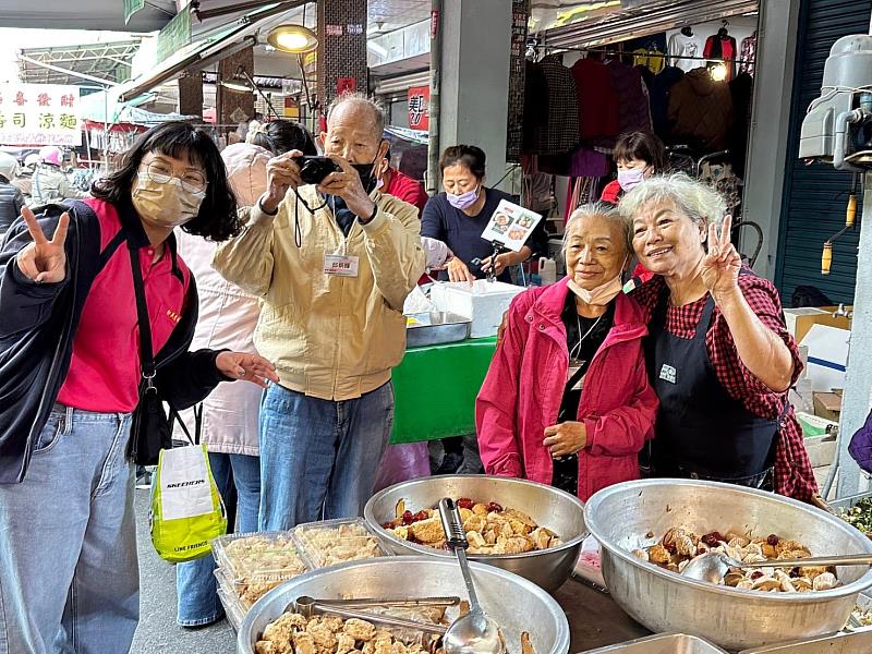 邱爺爺拍花奶奶門逛市場