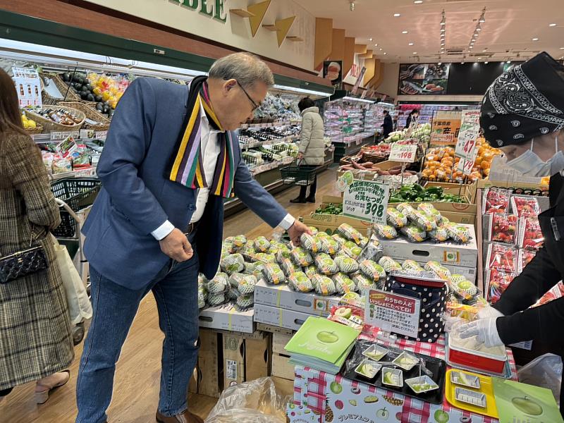 高雄市農業局長張清榮了解蜜棗上架日本超市情形。