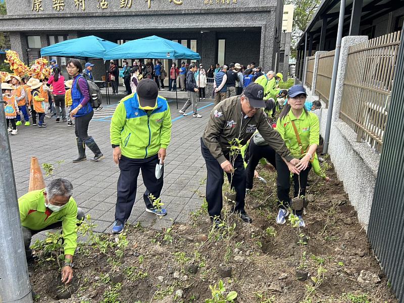 林業及自然保育署花蓮分署6日在新城鄉康樂村活動中心舉辧贈苗及植樹活動，吸引近百人參加。1