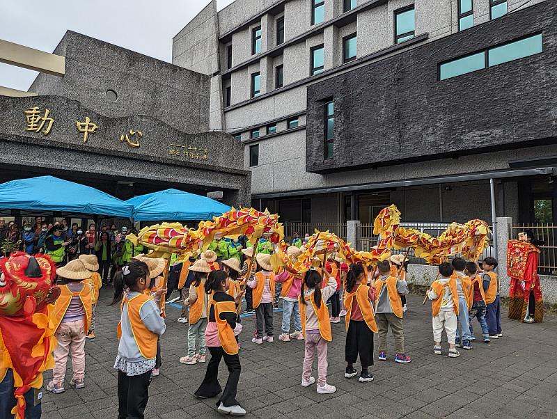 林業及自然保育署花蓮分署6日在新城鄉康樂村活動中心舉辧贈苗及植樹活動，新城鄉立幼稚園的小朋友活力滿滿，賣力表演舞龍舞獅。3