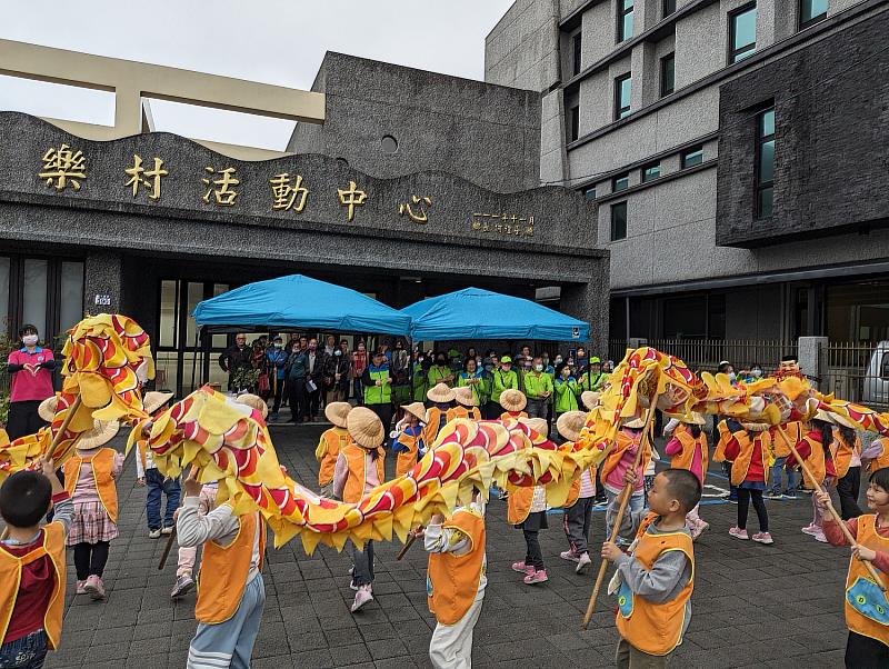 林業及自然保育署花蓮分署6日在新城鄉康樂村活動中心舉辧贈苗及植樹活動，新城鄉立幼稚園的小朋友活力滿滿，賣力表演舞龍舞獅。2