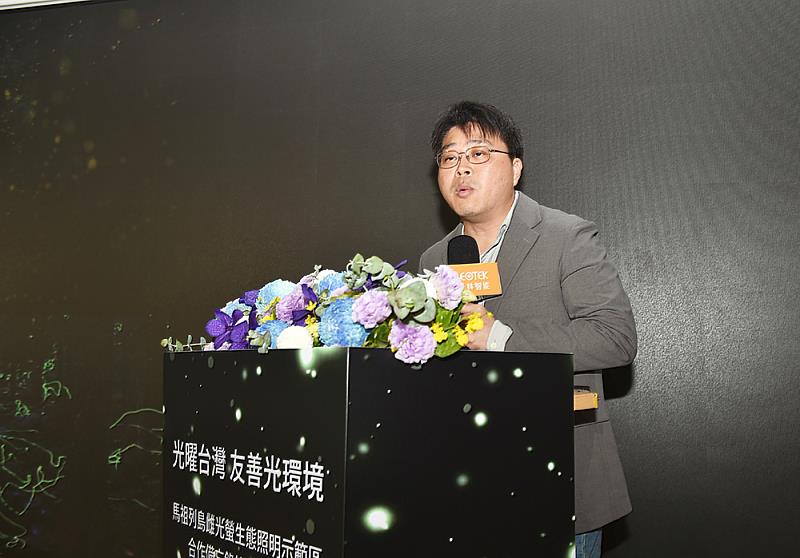 文化大學森林暨自然保育學系主任謝佳宏每年三到六月都會前往連江縣關心雌光螢生態狀況。