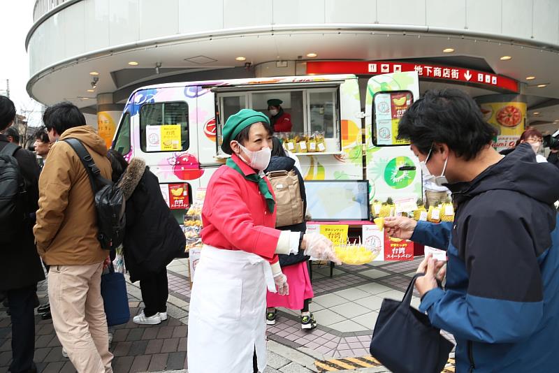 圖四、Farmind株式會社透過鳳梨餐車舉辦試吃活動向日本民眾推薦台灣鳳梨