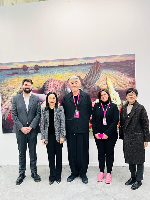 「2024馬德里臺灣藝術週」開幕式合影(左起:Art Madrid總監Alberto Cornejo、駐西班牙代表張大使俊菲、伊日藝術計劃總監黃禹銘、Art Madrid藝術總監Yudinela Ortega、駐西班牙代表處文化組長張祐瑄)