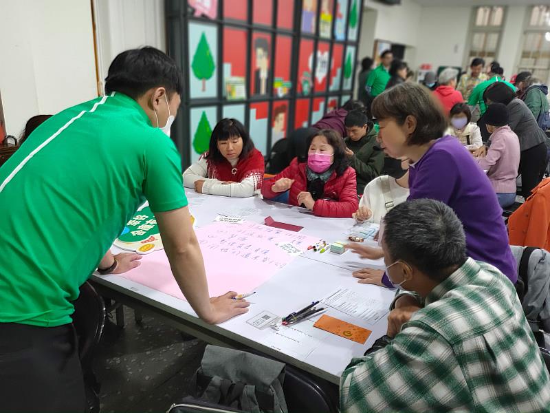 合庫人壽志工與家庭照顧者一同面對長照財務練習題。