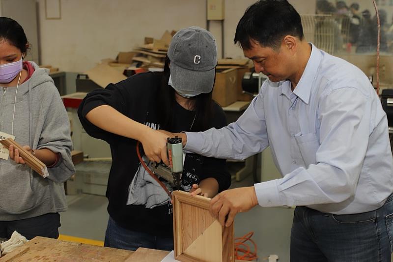 學員在陳合進老師指導下，深入感受木料的特性。