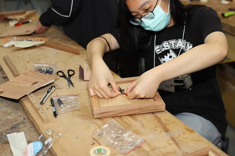 學員深入體驗木質時鐘的創作過程和樂趣。