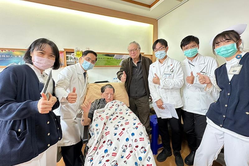 花蓮慈院林欣榮院長(左二)安排梁女士(中)進行中西醫合療計畫，並為梁女士加油打氣。