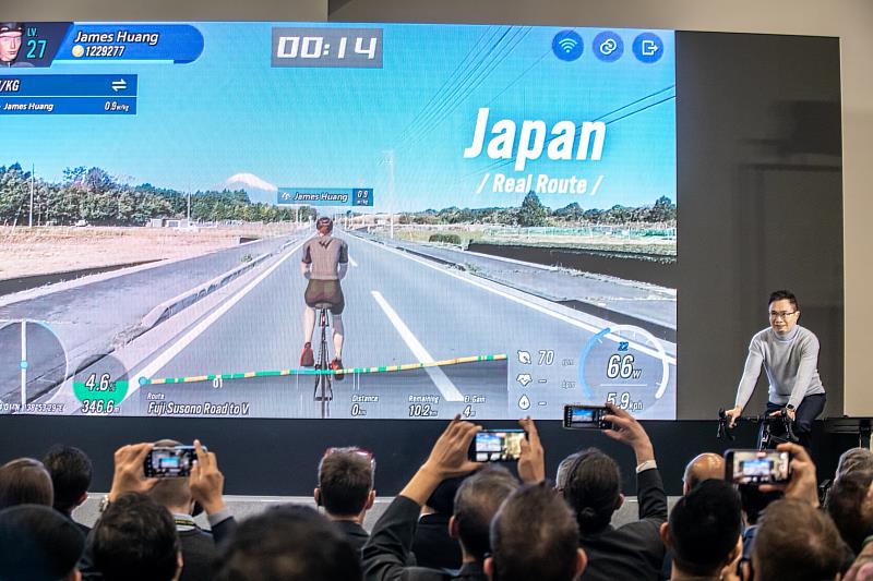 外貿協會董事長黃志芳展示E-cycling智慧虛擬騎乘。(貿協提供)