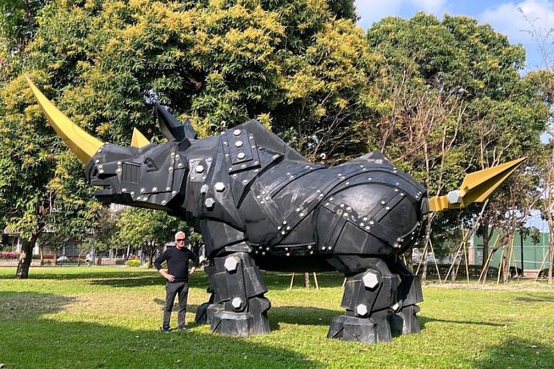 藝術家施力仁與與巨作「消光黑金剛犀牛」合影，作品尺寸888x450x258cm