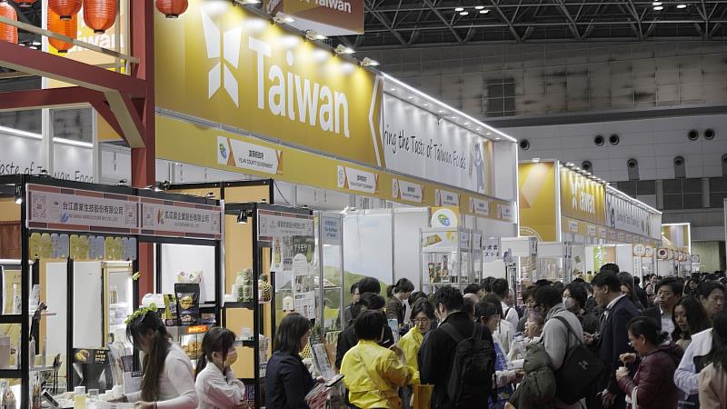 東京食品展3月8日熱烈開展 臺灣館人氣爆棚。(貿協提供)