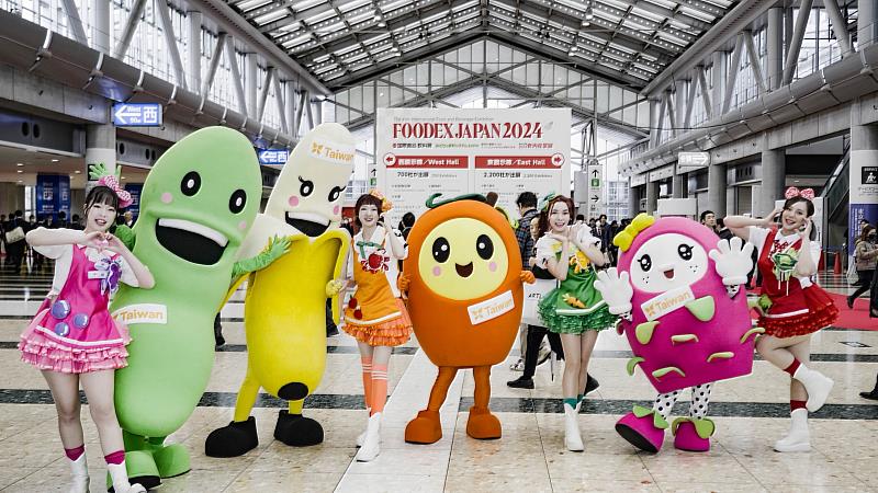 外貿協會特別展示臺灣蔬果偶(由左至右)毛豆香蕉芒果火龍果亮相 東京食品展現身吸睛。(貿協提供)