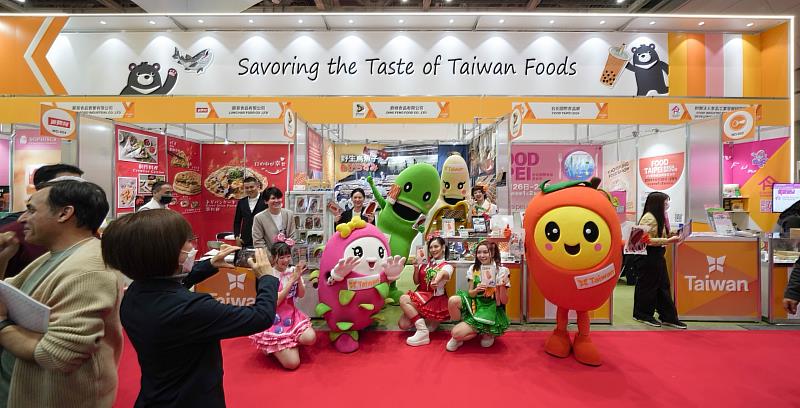 外貿協會展示臺灣蔬果偶為東京食品展臺灣館造勢。(貿協提供)