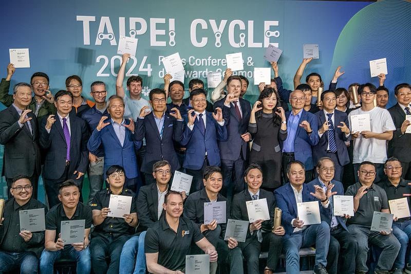 2024年台北國際自行車展d&i awards創新設計獎所有得主合影。(貿協提供)