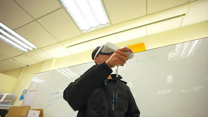 新傳學院VR課是熱門通識課程，融入AI內容後，將帶領學生穿梭於AI創新的奇幻之旅