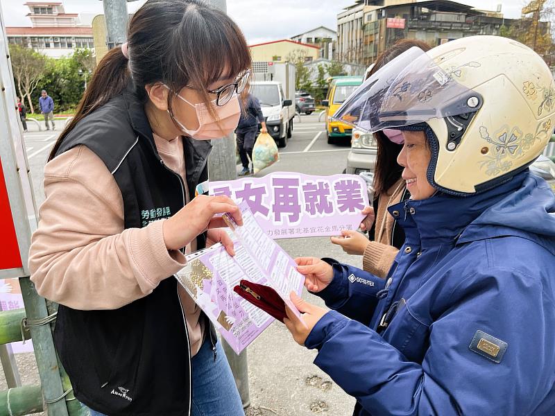 北分署羅東就業中心在垃圾回收站安排專人為民眾說明婦女再就業計畫