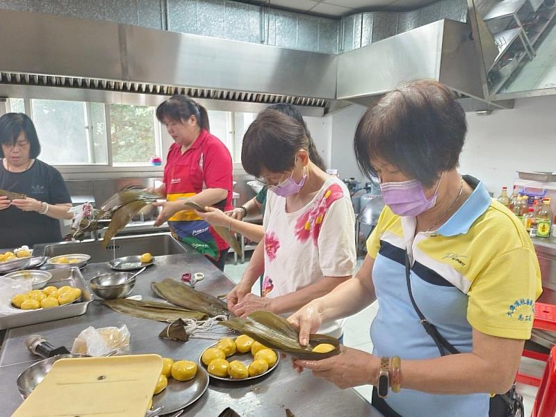 連麗修成立16個家政班，鼓勵婦女農閒時走出家庭學習食材料理