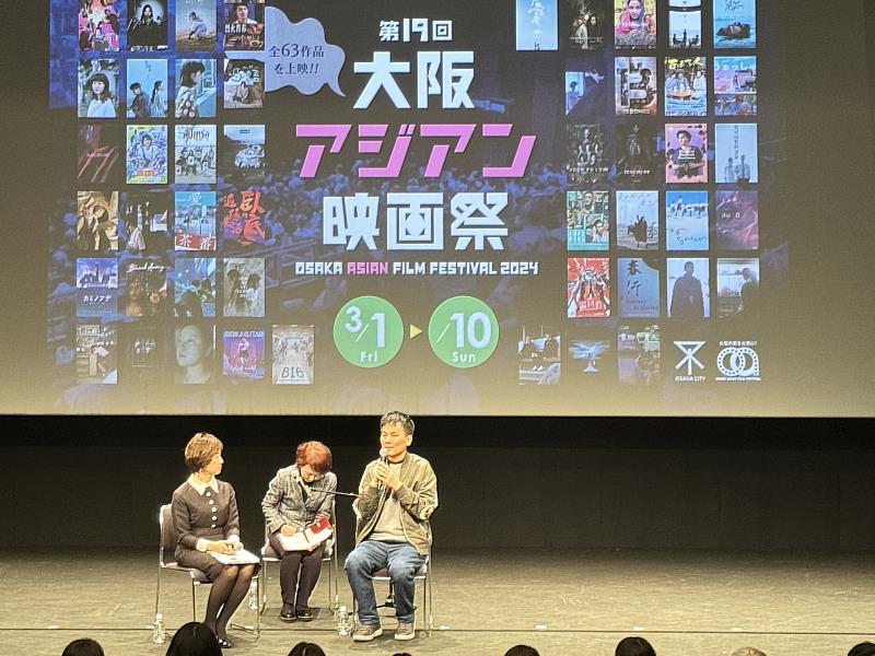臺灣之夜放映臺灣電影《小曉》，導演靳家驊（手持麥克風者）於映後座談與影迷深入交流。