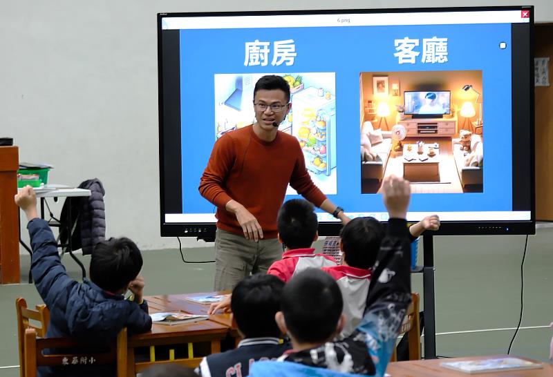 曾鐵征老師演示國語教學。
