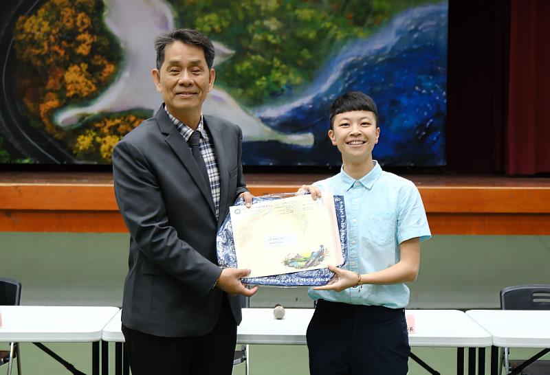 東華大學徐輝明校長致贈聘書予附小周曉郁老師。