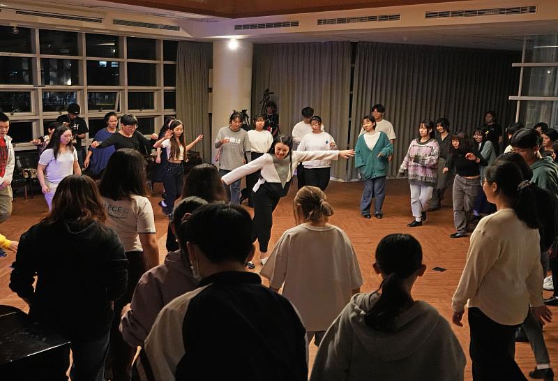 黃詩庭老師介紹不同流派的踢踏舞風格。