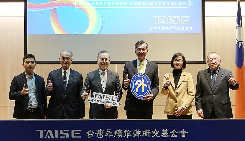 2024NGO與NPO社會影響力躍升研習會講師合影，左起東海大學企業永續影響力中心執行長許家偉、佛教慈濟醫療財團法人執行長林俊龍、TAISE董事長簡又新大使、外交部非政府組織國際事務會陳剛毅執行長、台灣世界展望會長李紹齡、中國生產力中心總經理張寶誠