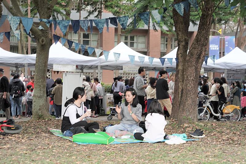 3月16及17日在國立臺北大學三峽校區心湖旁草坪辦理野餐派對開幕 周末兩天活動共有80攤特色攤位