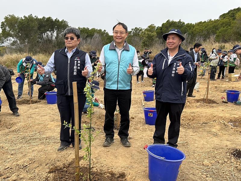 林業保育署臺中分署分署長張弘毅(中).台中市政府農業局副局長蔡勇勝(左)與臺中市政府消防局局長孫福佑(右)合影