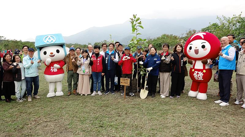 「一起集點樹」花蓮縣區域植樹活動「森市集x希柏市集」，由林業保育署花蓮分署長黃群策與花蓮縣長徐榛蔚，邀請鄉親一起植樹、護樹、贈苗、移除銀合歡及逛市集。