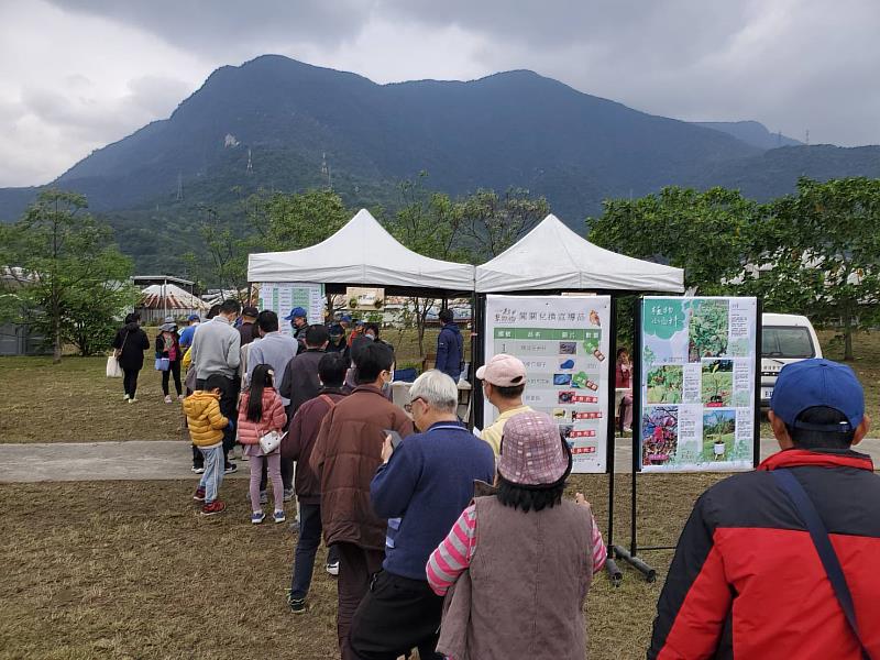 「一起集點樹」花蓮縣區域植樹活動，一早就出現排隊人潮，準備闖關集點兌領苗木及宣導品。