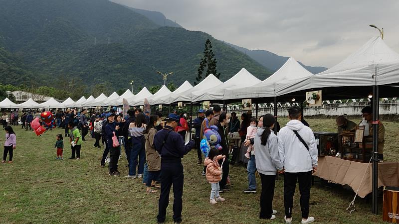 「一起集點樹」花蓮縣區域植樹活動「森市集x希柏市集」，吸引近千名鄉親走出戶外，一起植樹、護樹、贈苗、移除銀合歡及逛市集。