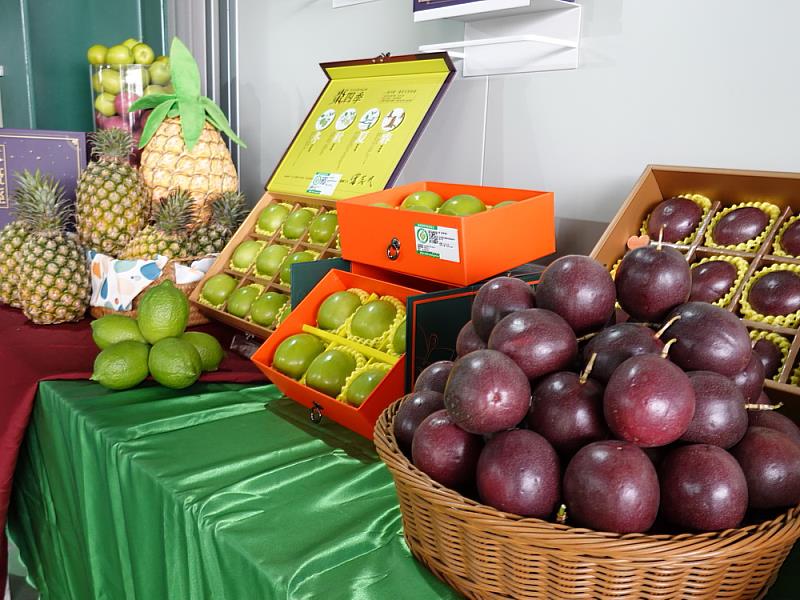 寶島南方合作社的百香果、蜜棗及鳳梨