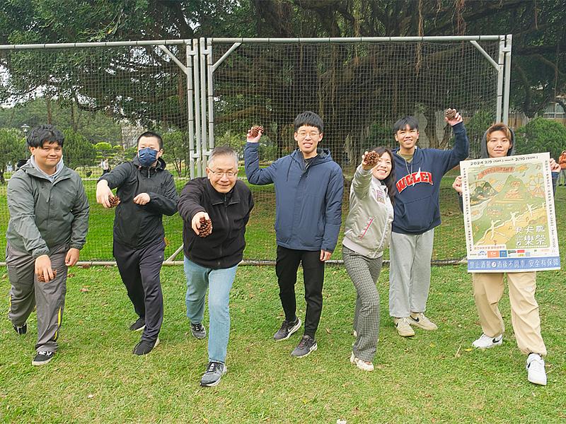 中央大學「卡卡音樂祭暨松果測速大賽」，校長周景揚(左三)、桃園市青年事務局侯佳齡局長(右三)也到場支持加油，並擔任頒奬嘉賓。