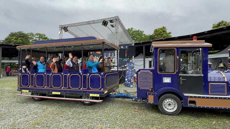 森林遊園小火車，由大農大富生態解說員隨車進行導覽解說，帶民眾認識園區生態、遊覽風景。