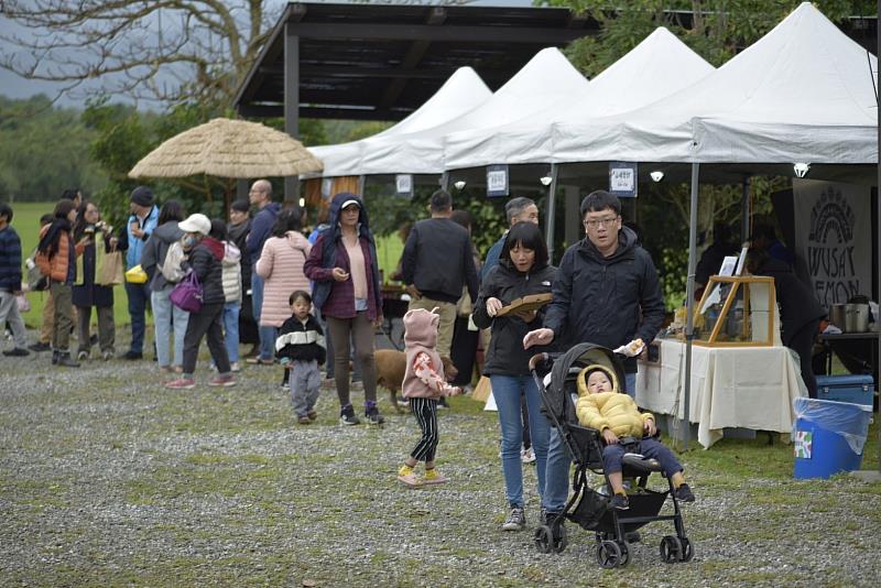 螢光點點市集為遠道而來參與活動的民眾供應最溫暖的美食好物。