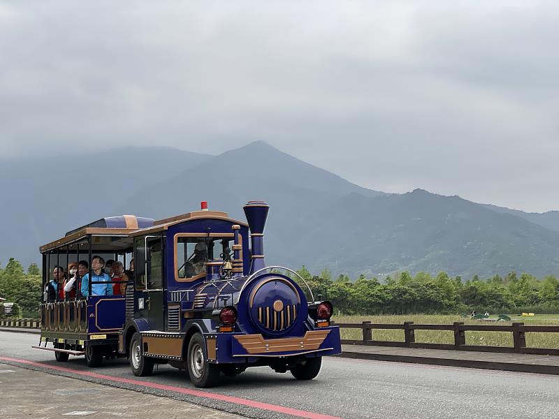 森林遊園小火車，由大農大富生態解說員隨車進行導覽解說，帶民眾認識園區生態、遊覽風景。