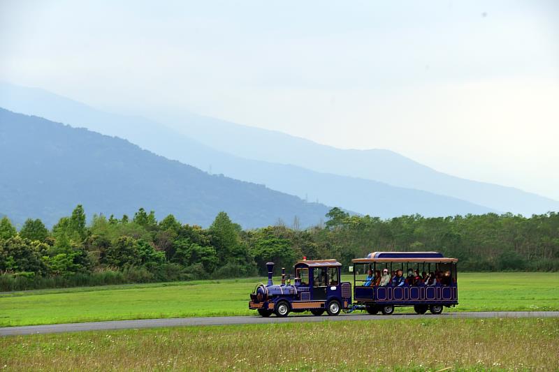 森林遊園小火車，由大農大富生態解說員隨車進行導覽解說，帶民眾認識園區生態、遊覽風景。