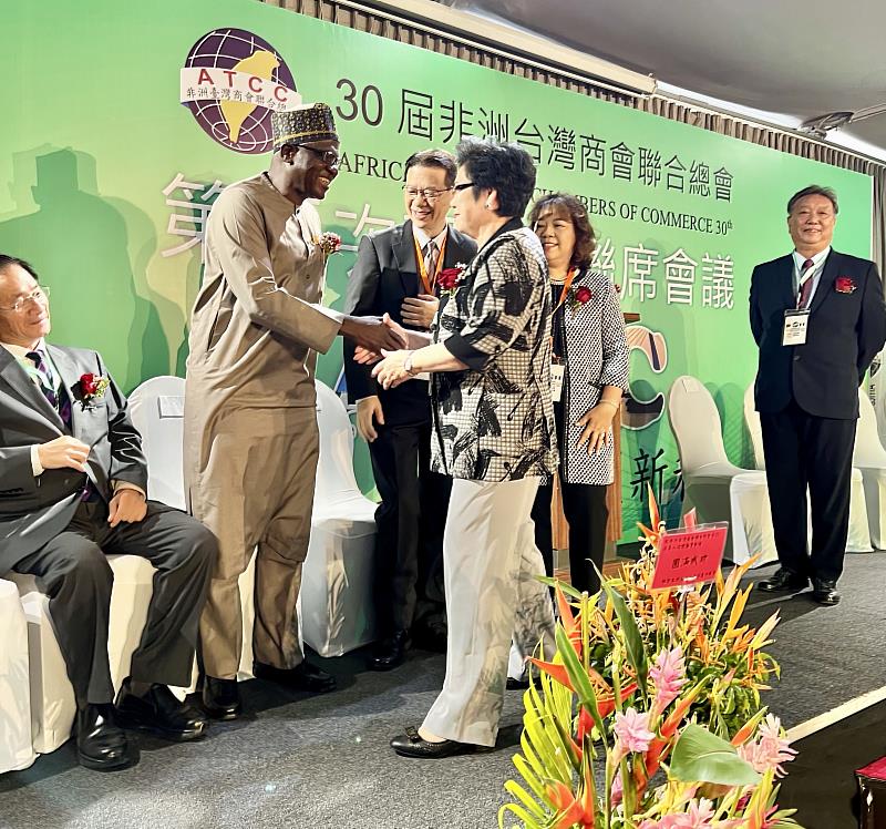 世界台灣商會聯合總會名譽總會長溫玉霞女士向外賓致意。