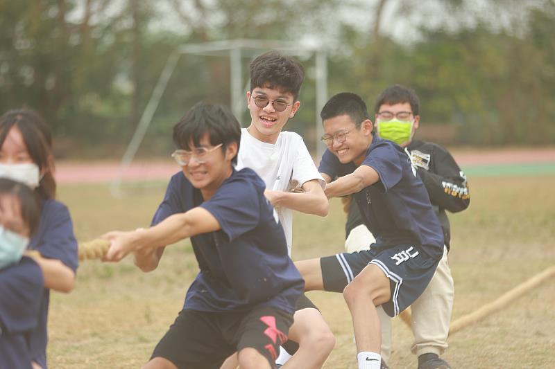 嘉藥校慶運動會同學賣力拔河