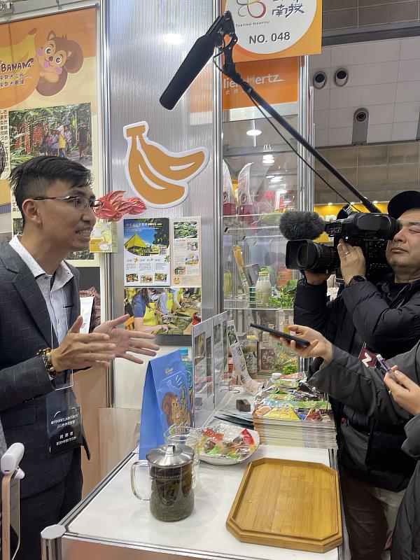 臺灣特色茶葉商品受日本媒體訪問。(貿協提供)