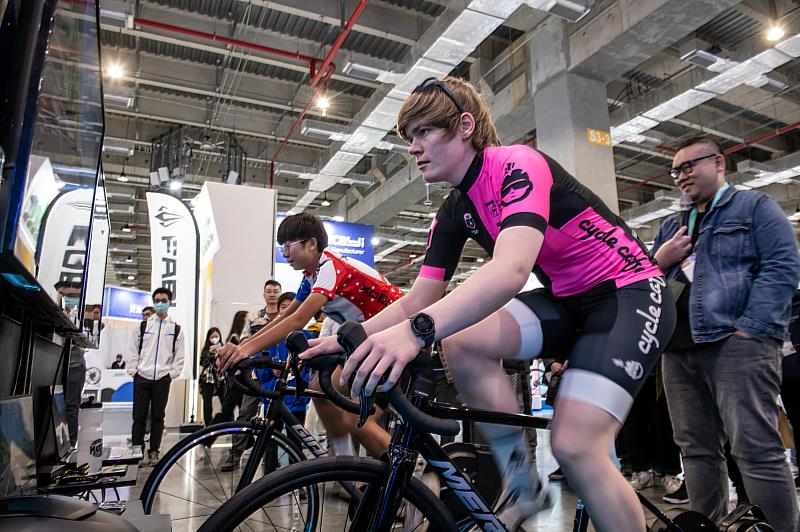 TAIPEI CYLCE今年首設的E-Cycling專區邀請德國的室內電競職業車隊選手Fiona Schröder陪民眾參與虛擬騎行賽事。(貿協提供)