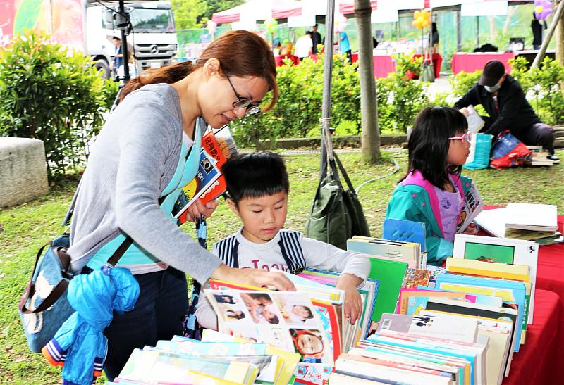 蘆洲分館與空中大學合作，於在地市集中推出好書交換與親子閱讀活動，讓民眾逛市集，也能看好書、聽演講，還可以帶喜歡的書回家，享受書香