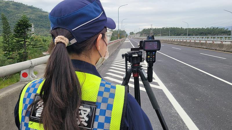 手持式雷射測速器發威！臺東縣警察局加強機動測速執法，呼籲駕駛人注意速度