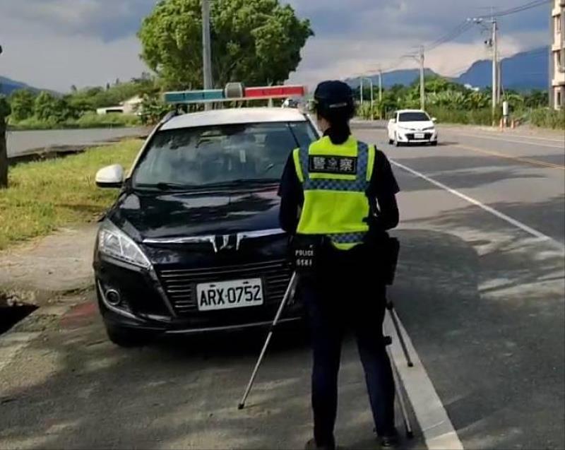 手持式雷射測速器發威！臺東縣警察局加強機動測速執法，呼籲駕駛人注意速度