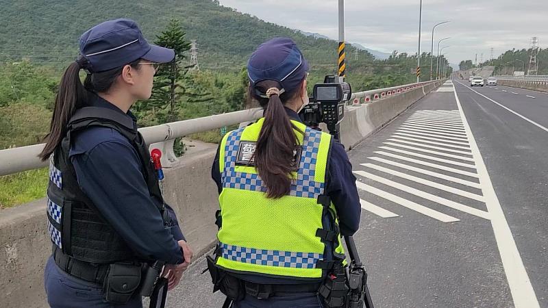 手持式雷射測速器發威！臺東縣警察局加強機動測速執法，呼籲駕駛人注意速度