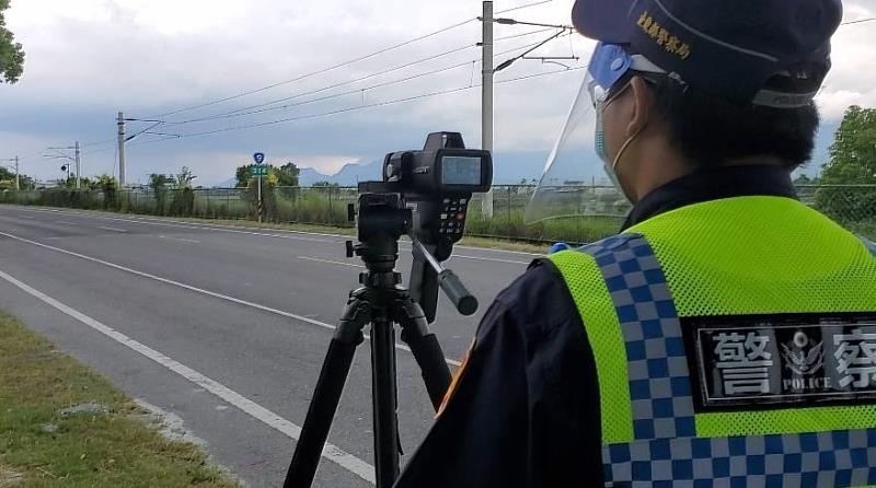 手持式雷射測速器發威！臺東縣警察局加強機動測速執法，呼籲駕駛人注意速度