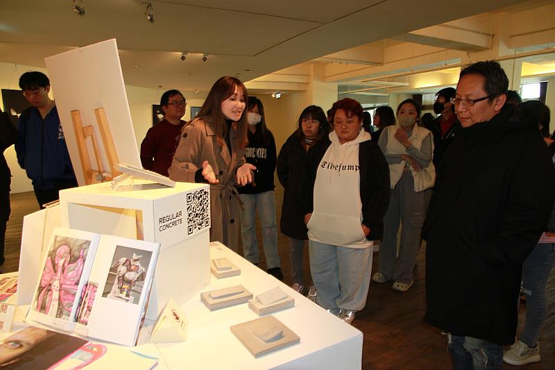 元培藝術中心張芳寧主任為學生導覽舉辦斯洛伐克當代藝術展作品